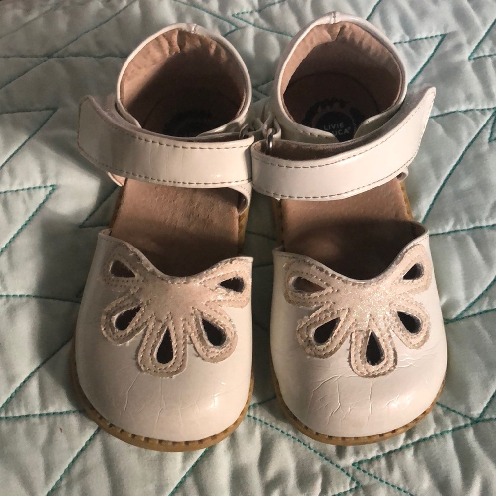 White leather Livie & luca petals